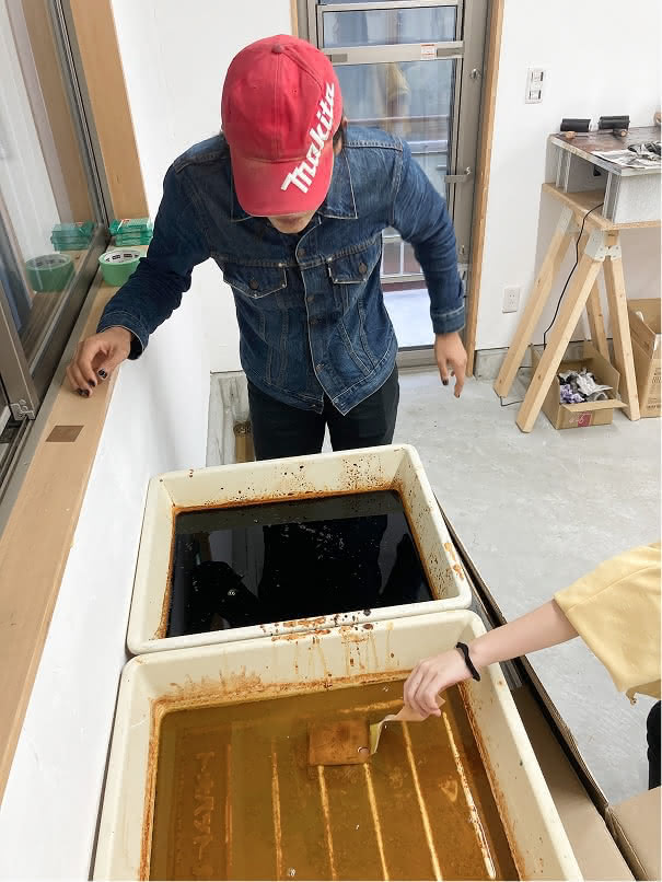 銅版画を腐食させている様子